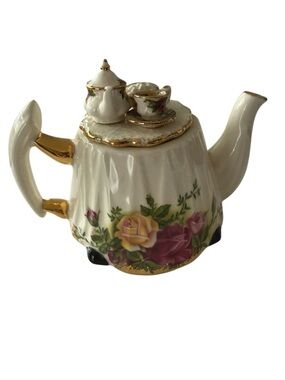Royal Albert Old Country Rose Miniature Teapot with Small Teacups on Lid